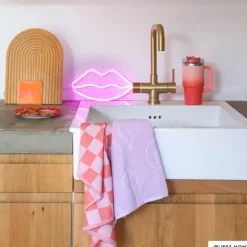 Neon LED lamp lippen - roze - 15x28x2 cm
