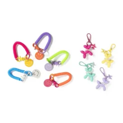 Sleutelhanger hond met parelketting - plastic - 6.5x6.5x1 cm - diverse varianten